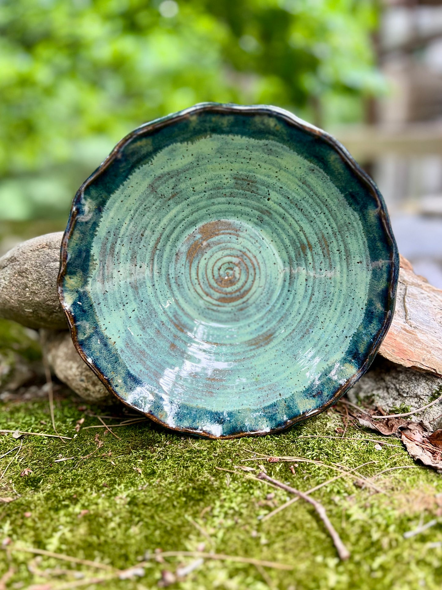 Serving bowl with curly rim
